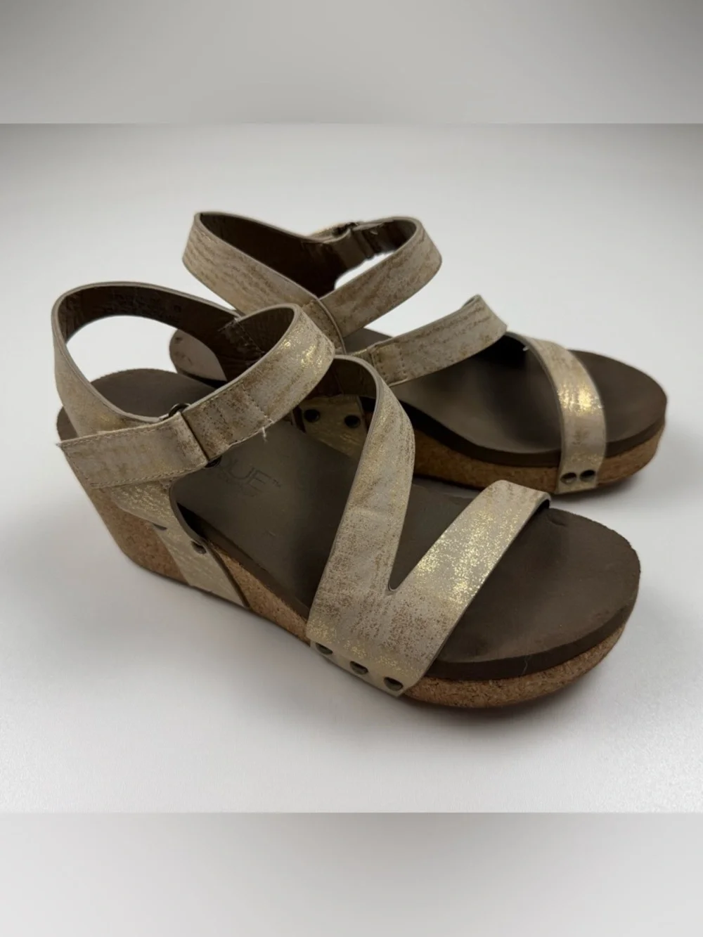 Boutique by Corkys Spring Fling Gold Strappy Studded Wedge Sandals Size 8 Women - Picture 1 of 10